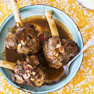 Knuckles of lamb with almonds